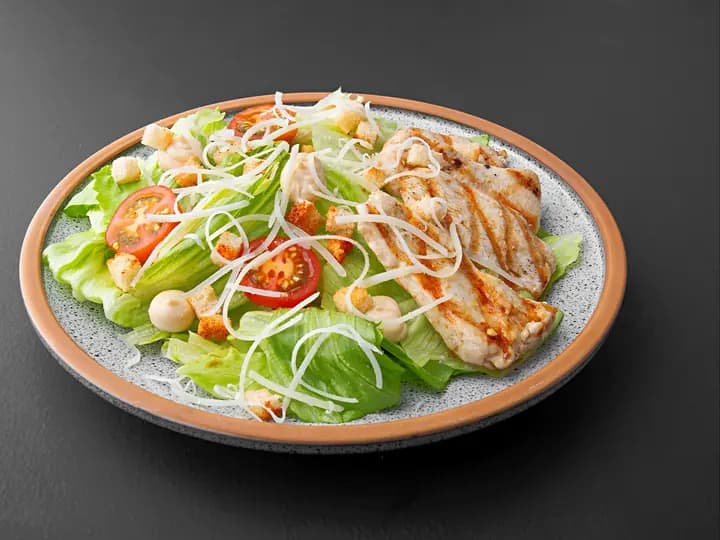 Салат Цезарь с курицей