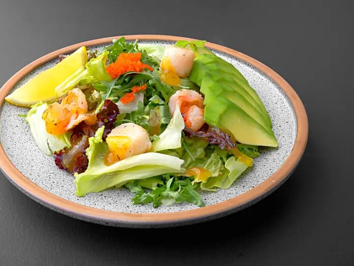 Салат с гребешками и креветками