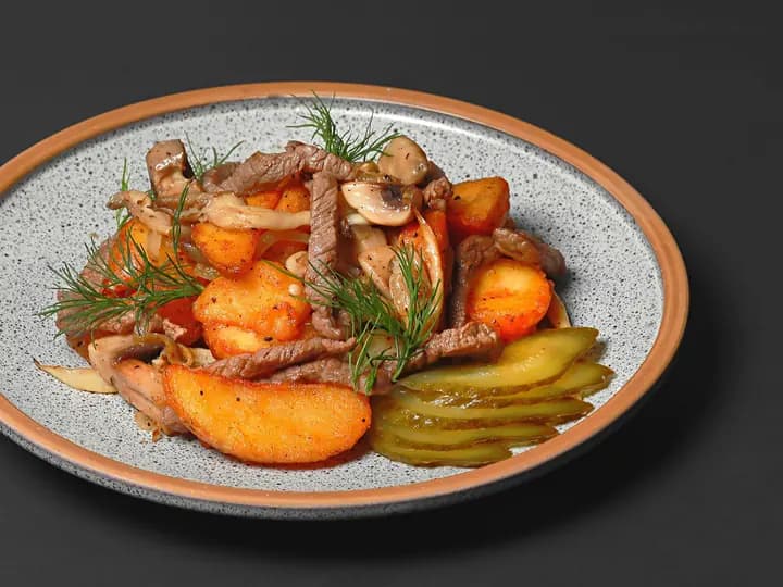 Картошка с говядиной и грибами